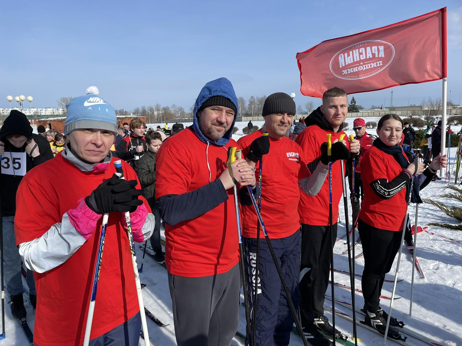 Работники фабрики "Красный пищевик" спортивно проводили зиму  на "Лыжне-2023"