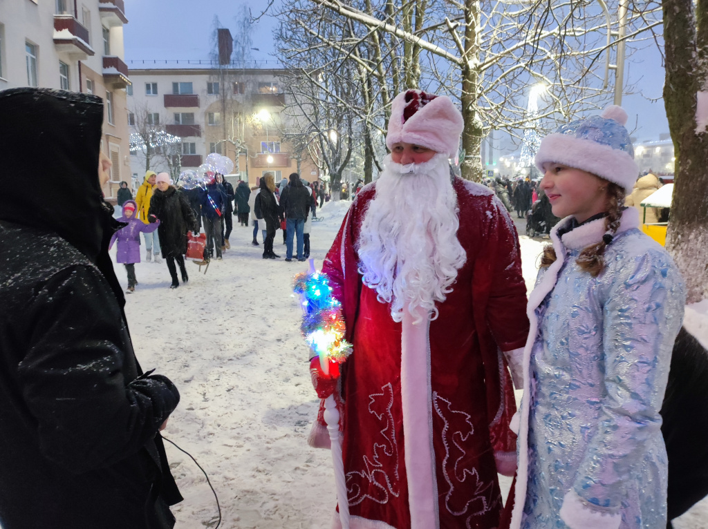 Городское шествие Дедов Морозов и немного новогодних сюрпризов от фабрики "Красный пищевик"